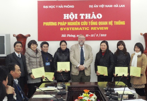 Trao chứng chỉ tham gia hội thảo cho các thành viên